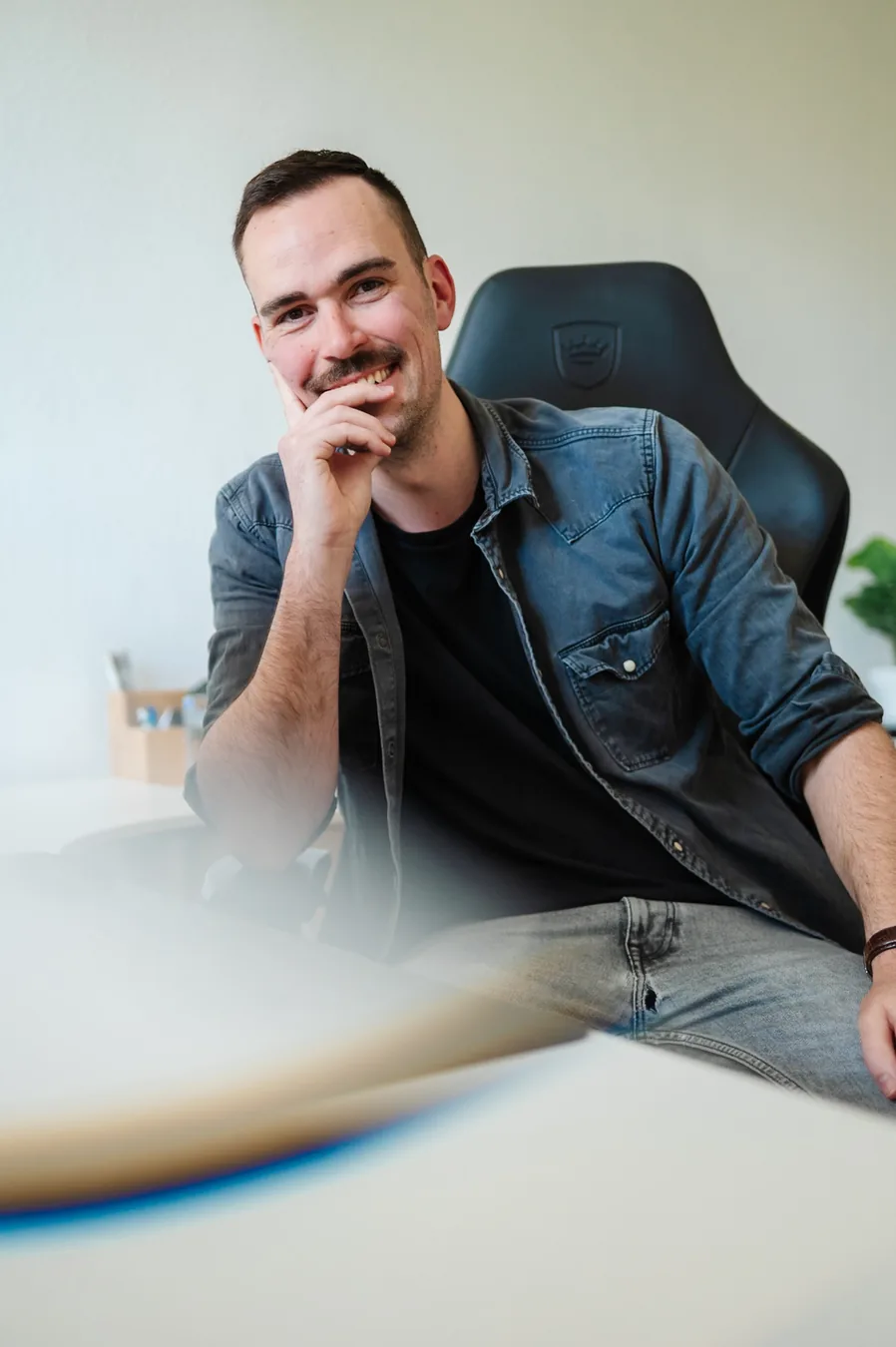 Johannes Grewer in seinem Büro in Trier